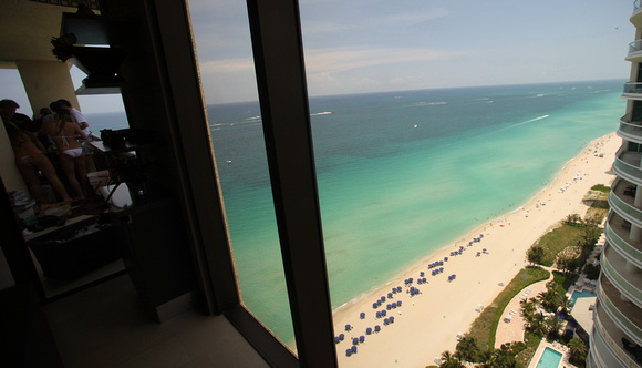 Power Boats Race Sunny Isles seen from Sayan Penthouse 010.jpg