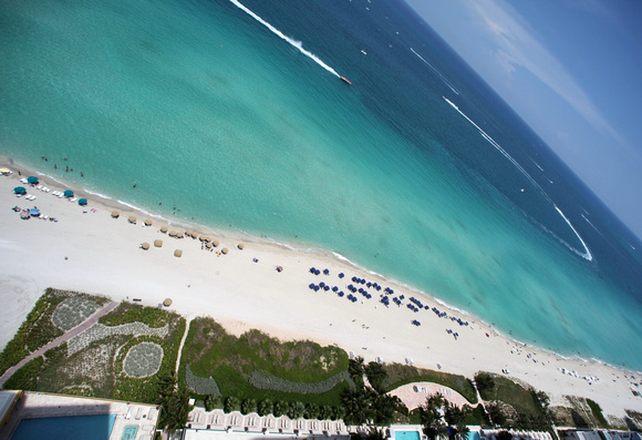 Power Boats Race Sunny Isles seen from Sayan Penthouse 007.jpg